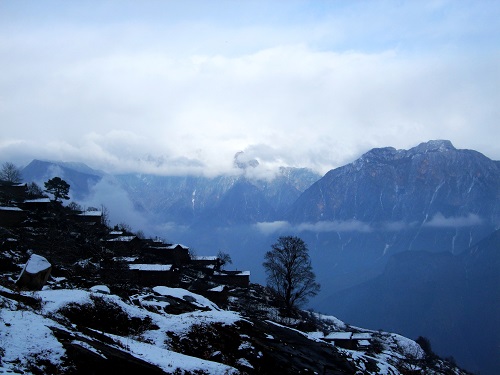日暮蒼山遠(yuǎn)，天寒白屋貧——雪后的彝家山寨（舊貌）.jpg